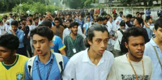 তিন দফা দাবিতে সচিবালয়ের পথে এইচএসসি পরীক্ষার্থীদের লংমার্চ, স্বাভাবিক হচ্ছে সায়েন্সল্যাবের যান চলাচল তিন দফা দাবিতে সচিবালয়ের পথে এইচএসসি পরীক্ষার্থীদের লংমার্চ, স্বাভাবিক হচ্ছে সায়েন্সল্যাবের যান চলাচল