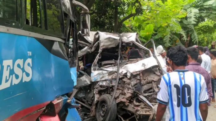 AMBULANCE পাবনায় অ্যাম্বুলেন্স-বাসের মুখোমুখি সংঘর্ষে নিহত ২, আহত ৪