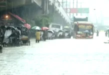 ভারী বৃষ্টিতে জনজীবন বিপর্যস্ত, রাজধানীতে জলাবদ্ধতা, চট্টগ্রামে ভূমিধসের শঙ্কা ভারী বৃষ্টিতে জনজীবন বিপর্যস্ত, রাজধানীতে জলাবদ্ধতা, চট্টগ্রামে ভূমিধসের শঙ্কা