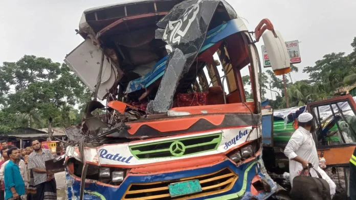 বরিশালে বাস-অটোরিকশা-ট্রাকের ত্রিমুখী সংঘর্ষে নিহত ২, আহত ৫