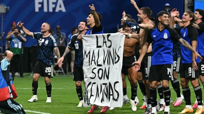 argentina-england-1784180181 ফকল্যান্ড ইস্যুর ব্যানার হাতে আর্জেন্টিনার উদযাপন, ফিফার শাস্তির মুখে বিশ্বচ্যাম্পিয়নরা?