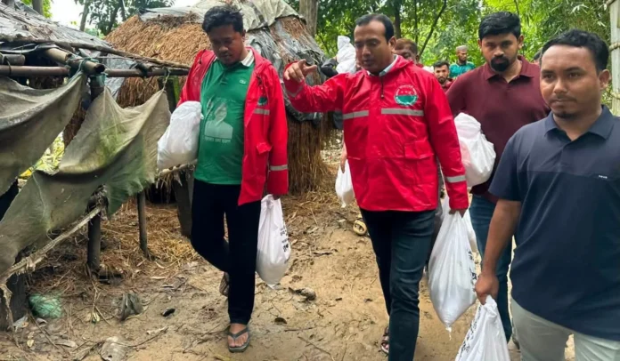 chatrdol ছাত্রদল সভাপতির নেতৃত্বে কক্সবাজারে দেড় হাজার বন্যাদুর্গত পরিবারের মাঝে ত্রাণ বিতরণ