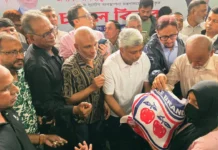 চট্টগ্রামে পানিবন্দি মানুষের পাশে প্রতিমন্ত্রী অনিন্দ্য ইসলাম অমিত, ত্রাণ কার্যক্রম অব্যাহত রাখার আশ্বাস চট্টগ্রামে পানিবন্দি মানুষের পাশে প্রতিমন্ত্রী অনিন্দ্য ইসলাম অমিত, ত্রাণ কার্যক্রম অব্যাহত রাখার আশ্বাস