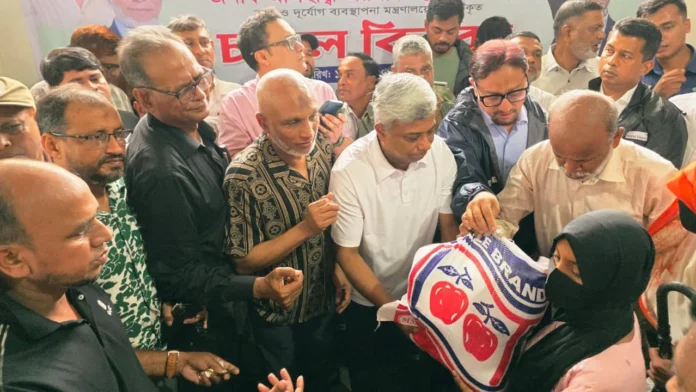 চট্টগ্রামে পানিবন্দি মানুষের পাশে প্রতিমন্ত্রী অনিন্দ্য ইসলাম অমিত, ত্রাণ কার্যক্রম অব্যাহত রাখার আশ্বাস