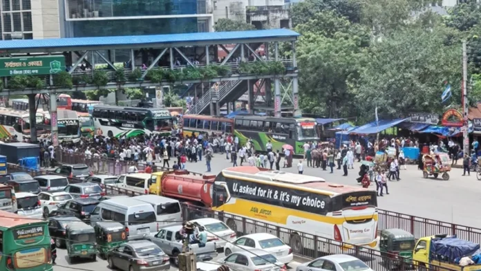 dhaka-20_ দুর্যোগের মধ্যে এইচএসসি পরীক্ষা: শিক্ষামন্ত্রীর পদত্যাগ দাবিতে রাজধানীতে শিক্ষার্থীদের সড়ক অবরোধ