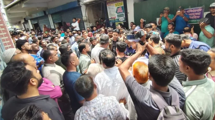 যশোরে এমপি গোলাম রসুলের বাড়ি ঘেরাও, হামলার অভিযোগ; মহাসড়ক অবরোধে উত্তেজনা