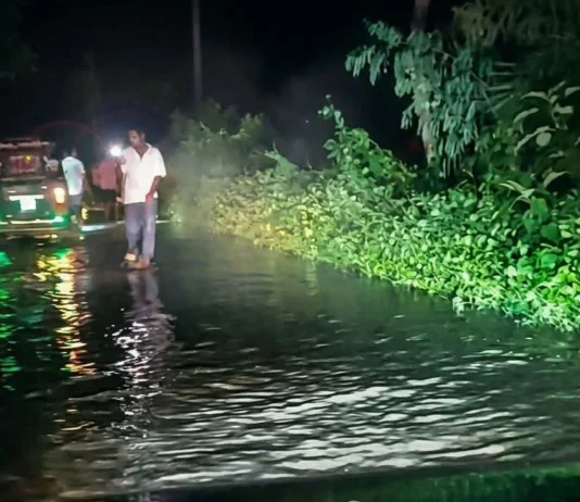 খোয়াই নদীর বাঁধ ভেঙে হবিগঞ্জে ১৫ গ্রাম প্লাবিত, পানিবন্দি হাজারো মানুষ খোয়াই নদীর বাঁধ ভেঙে হবিগঞ্জে ১৫ গ্রাম প্লাবিত, পানিবন্দি হাজারো মানুষ