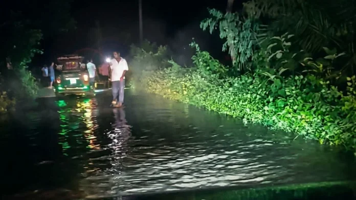 খোয়াই নদীর বাঁধ ভেঙে হবিগঞ্জে ১৫ গ্রাম প্লাবিত, পানিবন্দি হাজারো মানুষ