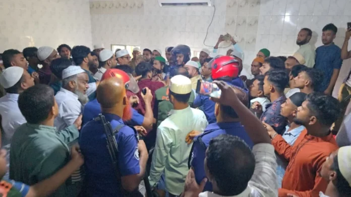 পাবনায় জুমার নামাজকে কেন্দ্র করে মসজিদে হট্টগোল, পাল্টাপাল্টি অভিযোগ জামায়াত-বিএনপির