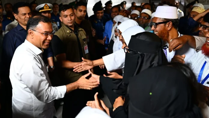 ব্যস্ত দিন শেষে কুমিল্লার শিক্ষার্থীদের সঙ্গে সময় কাটালেন প্রধানমন্ত্রী