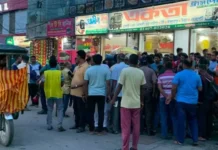কমিটি গঠন নিয়ে বিরোধ: রাজশাহী থেকে সব রুটে বাস চলাচল বন্ধ, ভোগান্তিতে যাত্রীরা কমিটি গঠন নিয়ে বিরোধ: রাজশাহী থেকে সব রুটে বাস চলাচল বন্ধ, ভোগান্তিতে যাত্রীরা