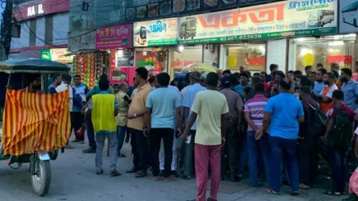 rajshahi-20260714110410 কমিটি গঠন নিয়ে বিরোধ: রাজশাহী থেকে সব রুটে বাস চলাচল বন্ধ, ভোগান্তিতে যাত্রীরা