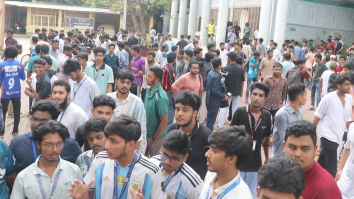 শিক্ষামন্ত্রীর পদত্যাগ দাবিতে রাজশাহী শিক্ষাবোর্ডের সামনে শিক্ষার্থীদের বিক্ষোভ