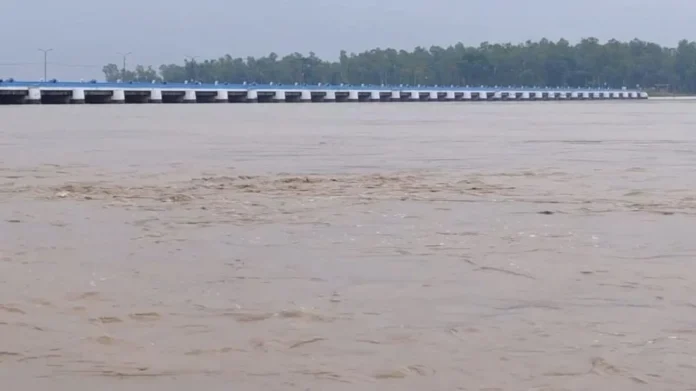 tista তিস্তার পানি বিপৎসীমার ৫ সেন্টিমিটার নিচে, খুলে দেওয়া হলো ব্যারাজের ৪৪ জলকপাট
