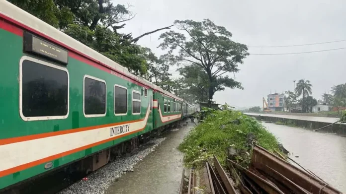 পাঁচ দিন পর কক্সবাজারের সঙ্গে সারাদেশের রেল যোগাযোগ চালু