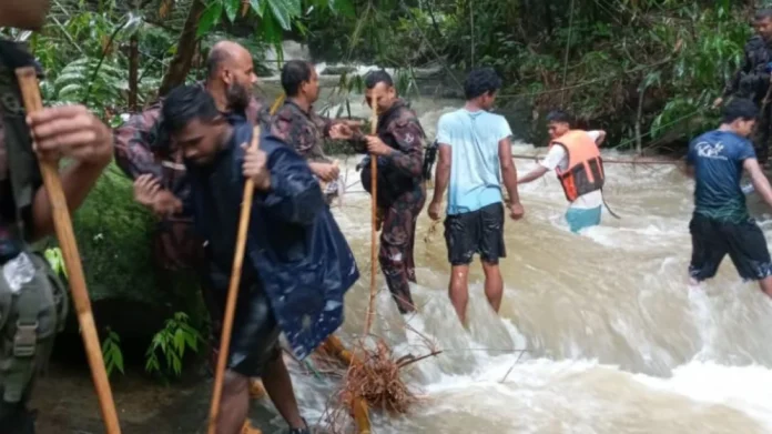 বন্যা ও ভূমিধসে ক্ষতিগ্রস্ত ১১ জেলায় উদ্ধার অভিযানে বিজিবি