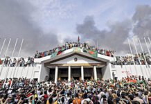 যেভাবে পতন ঘটেছিল শেখ হাসিনা সরকারের: শেষ মুহূর্তের সিদ্ধান্ত, সেনাবাহিনী ও ছাত্রনেতাদের ভূমিকা যেভাবে পতন ঘটেছিল শেখ হাসিনা সরকারের: শেষ মুহূর্তের সিদ্ধান্ত, সেনাবাহিনী ও ছাত্রনেতাদের ভূমিকা