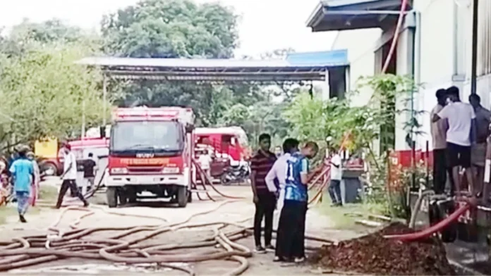 আশুলিয়ায় ব্রিটিশ আমেরিকান টোবাকোর গোডাউনে ভয়াবহ আগুন, ৬ ইউনিটের চেষ্টায় নিয়ন্ত্রণ