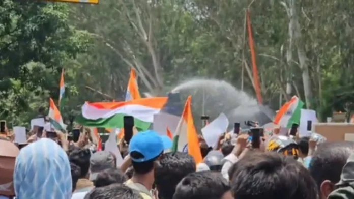 ঝাড়খণ্ডে নিয়োগ পরীক্ষায় অনিয়মের প্রতিবাদে শিক্ষার্থীদের বিক্ষোভ, লাঠিচার্জ-জলকামান