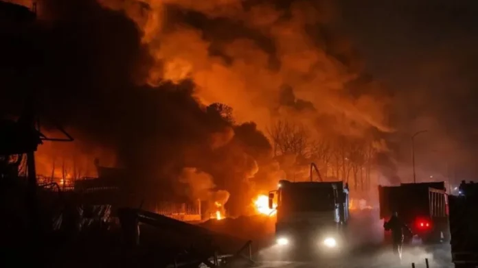 libia oil লিবিয়ার জাওয়িয়া তেল শোধনাগারে জ্বালানি ট্যাংকে ভয়াবহ আগুন