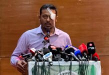 চোখে ব্যান্ডেজ নিয়ে প্রতিবাদে নাসীরউদ্দীন পাটওয়ারী | ‘আলিফের চোখ হারানোর ঘটনার বিচার চাই’ চোখে ব্যান্ডেজ নিয়ে প্রতিবাদে নাসীরউদ্দীন পাটওয়ারী | ‘আলিফের চোখ হারানোর ঘটনার বিচার চাই’