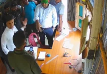 ত্রিশালে বালুঘাটের কর্মীকে ইউএনওর মারধরের ভিডিও ভাইরাল ত্রিশালে বালুঘাটের কর্মীকে ইউএনওর মারধরের ভিডিও ভাইরাল