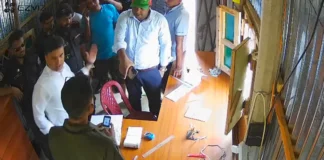 ত্রিশালে বালুঘাটের কর্মীকে ইউএনওর মারধরের ভিডিও ভাইরাল ত্রিশালে বালুঘাটের কর্মীকে ইউএনওর মারধরের ভিডিও ভাইরাল
