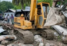 প্রবাসীর বাড়ি বুলডোজার দিয়ে ভাঙচুর, পারিবারিক বিরোধে চাঞ্চল্য চুয়াডাঙ্গায় প্রবাসীর বাড়ি বুলডোজার দিয়ে ভাঙচুর, পারিবারিক বিরোধে চাঞ্চল্য চুয়াডাঙ্গায়