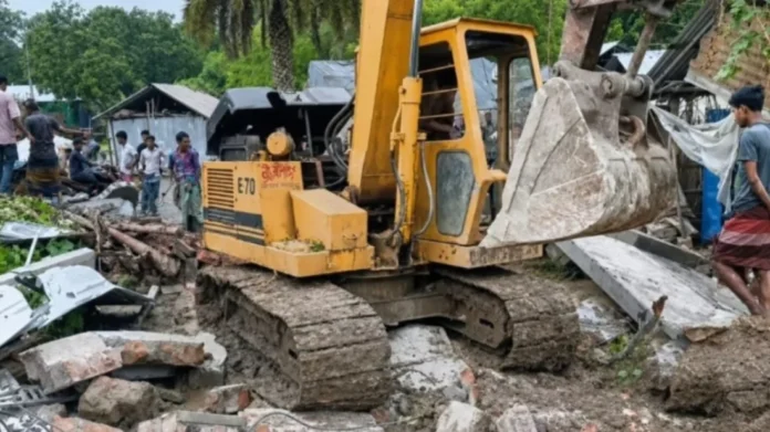 প্রবাসীর বাড়ি বুলডোজার দিয়ে ভাঙচুর, পারিবারিক বিরোধে চাঞ্চল্য চুয়াডাঙ্গায়