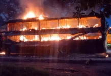 কুমিল্লায় রয়েল কক্সের স্লিপার কোচে ভয়াবহ আগুন, রক্ষা পেলেন যাত্রীরা কুমিল্লায় রয়েল কক্সের স্লিপার কোচে ভয়াবহ আগুন, রক্ষা পেলেন যাত্রীরা