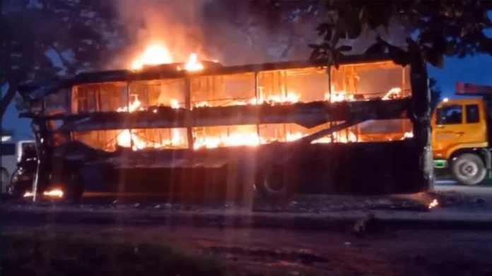 কুমিল্লায় রয়েল কক্সের স্লিপার কোচে ভয়াবহ আগুন, রক্ষা পেলেন যাত্রীরা