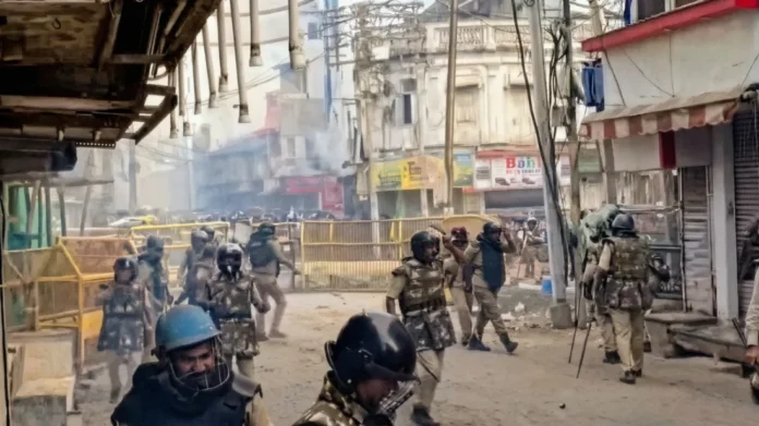 উজ্জয়িনীতে শাহী মসজিদ ভাঙার উদ্যোগ ঘিরে সংঘর্ষ, কাঁদানে গ্যাস-লাঠিচার্জ