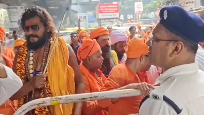 কলকাতায় বাংলাদেশ ডেপুটি হাইকমিশন ঘেরাওয়ের চেষ্টা, পুলিশের সঙ্গে বিক্ষোভকারীদের ধাক্কাধাক্কি